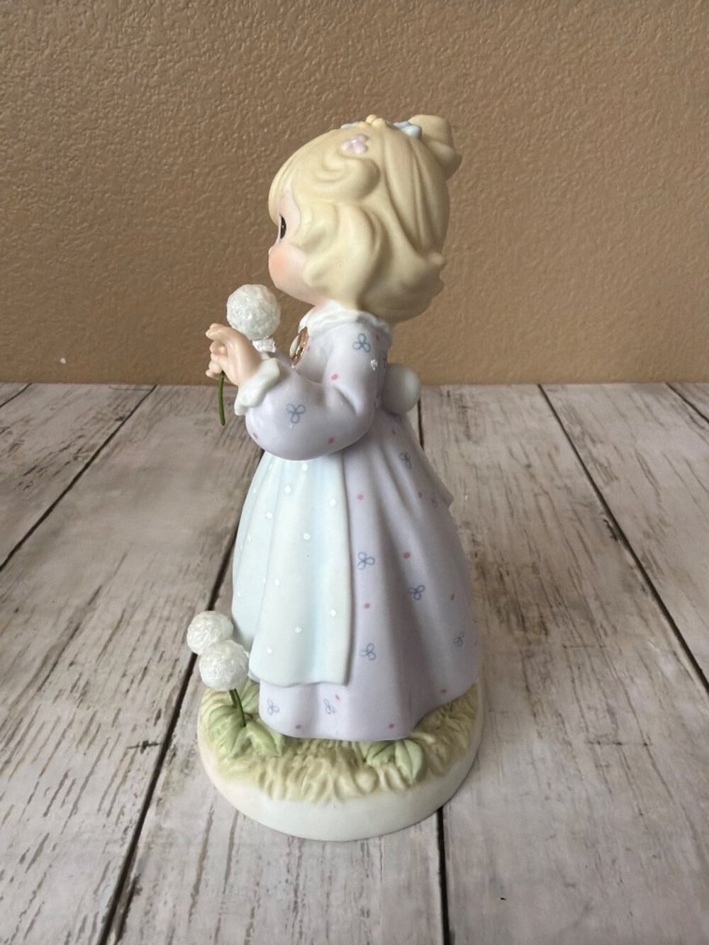 Precious Moments 2001 Nearer to the Heart of God Figurine #890731 - No Box/COA - Picture 2 of 14